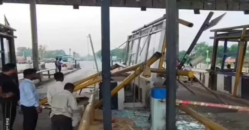 Bundu Toll Booth Crash : 'फास्टैग' से कटा पैसा, फिर भी टोल बूथ उड़ा गया ट्रक! बुंडू टोल प्लाजा पर मचा हड़कंप, कर्मचारी की जान बाल-बाल बची