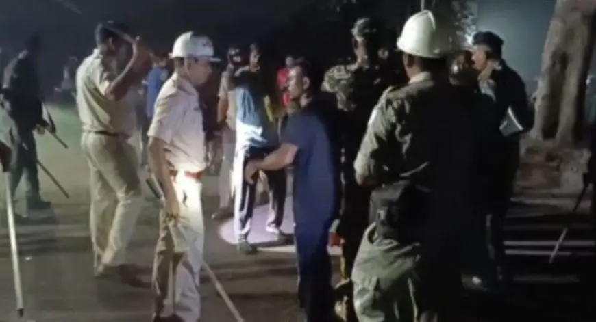 Dhanbad Clashes : कीचड़ उछलने से शुरू हुआ 'कोयला' विवाद, पूर्व पार्षद बनाम राजनीतिक नेता; 3 घंटे सड़क जाम, पुलिस का लाठीचार्ज!