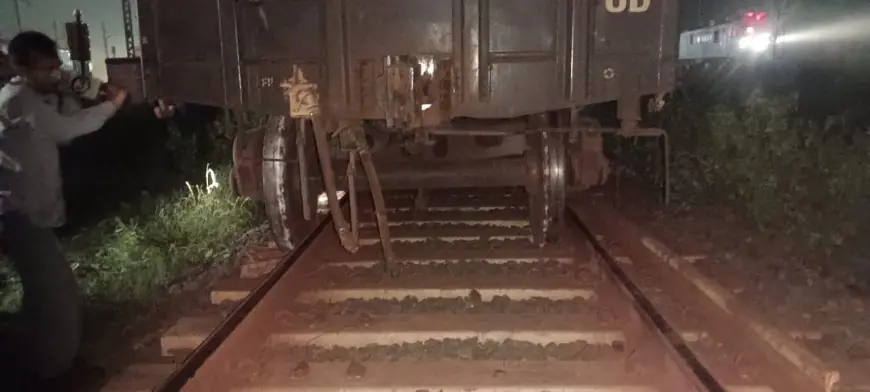Chakradharpur Train Derailment : चक्रधरपुर रेल मंडल में फिर हादसा, आधी रात को पटरी से उतरा मालगाड़ी का वैगन! 'हूटर' बजा, दौड़ी रिलीफ ट्रेन; सुरक्षा पर गंभीर सवाल!