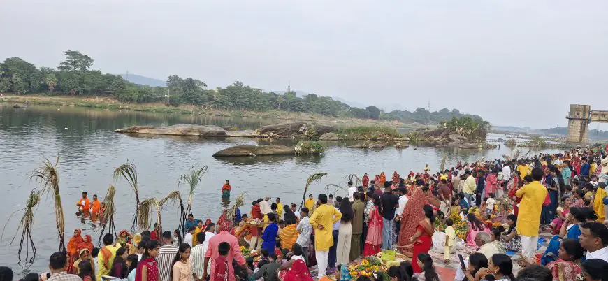 Jamshedpur Chhatt Puja 2025 : छठ पूजा नदियों में क्यों होती है? जानिए कोरोना के बाद बदली परंपरा, तालाब पूजा का ट्रेंड और रघुवर घाट विस्तार की जरूरत