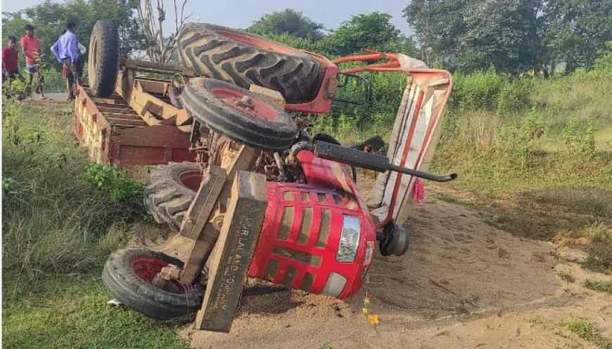 Chakulia Horror: हादसे ने खोली बालू माफिया के 'पाताल' की फ़ाइल! बिना नंबर प्लेट वाला ट्रैक्टर पलटा, प्रखंड कार्यालय से होकर गुजरती है चोरी की राह!