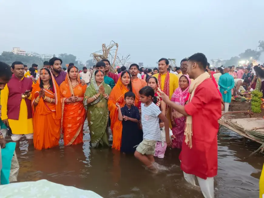 Jamshedpur Glow: स्वर्णरेखा घाट पर छठी मैया का चमत्कार! लाखों की भीड़, फ्री सेवा शिविरों से गंगा-जमुनी तस्वीर, क्या आपने देखी इतनी श्रद्धा !