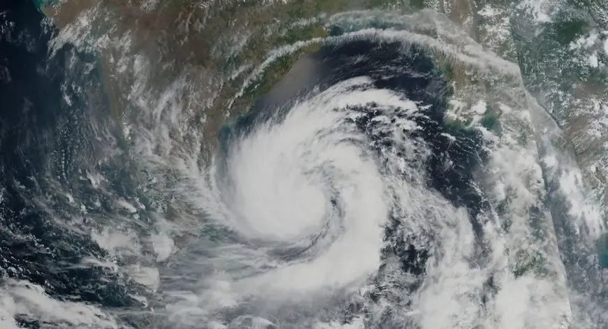 Cyclone Montha : काकीनाडा में 'मोंथा' का खतरा! आज मध्य रात्रि तक टकराएगा भीषण तूफान! 35 फ्लाइटें और 100 से ज्यादा ट्रेनें क्यों रद्द?