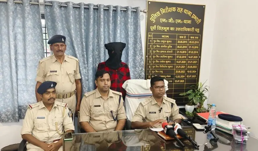 Jamshedpur Police: जमशेदपुर पुलिस का मिनेशन! डिमना चौक पर लूट के कुछ मिनट बाद ही अपराधी दबोचा, आखिर कौन है गिरफ्तार शेख अहमद?