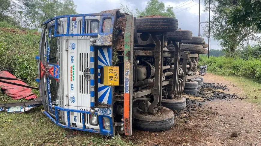 Chakulia Accident : चाकुलिया में सुबह 5 बजे भीषण हादसा, कोयले से लदा 16 चक्का ट्रक पलटा, सुनसुनिया जंगल में बिखरा कोयला