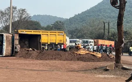 Saraikela Accident: सरायकेला में दर्दनाक हादसा, फ्लाईऐश से लदा डंपर ई-रिक्शा पर पलटा, 2 की मौत, पूजा के लिए जा रहे थे पांच लोग