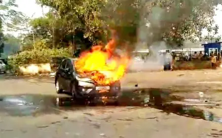 Jamshedpur Fire: जमशेदपुर रेलवे स्टेशन के बाहर कार में अचानक लगी भीषण आग, धुएं से मचा हड़कंप, जेसीबी की मदद से आग बुझाई गई 