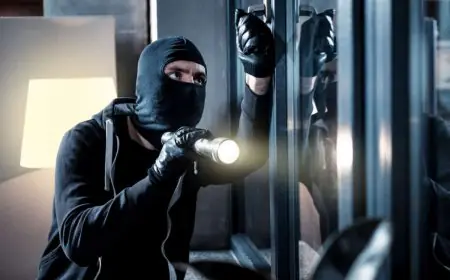 Jamshedpur Theft: जमशेदपुर में 8 लाख की चोरी से दहशत, मानगो और कमलपुर में चोरों ने दो घरों को बनाया निशाना, पुलिस की गश्त पर सवाल