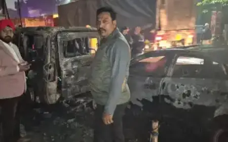 Sakchi Major Accident: जमशेदपुर में साकची मेन रोड पर जोरदार टक्कर के बाद 2 कारों में भीषण आग, 2 गाड़ियां जलकर खाक, भाग गए कार सवार
