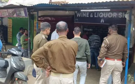 Chaibasa Theft Sensation: शहर के बीच शराब दुकान में चोरी, वेंटिलेटर तोड़कर 55 हजार का माल साफ, सीसीटीवी फुटेज में छिपा चोरों का राज?