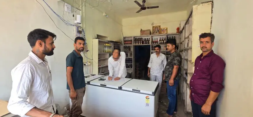 Chakradharpur Break: चक्रधरपुर में अपराधियों ने छत काटकर लाखों की शराब की दुकान में डाली सेंध, सीसीटीवी खराब होने पर पुलिस परेशान