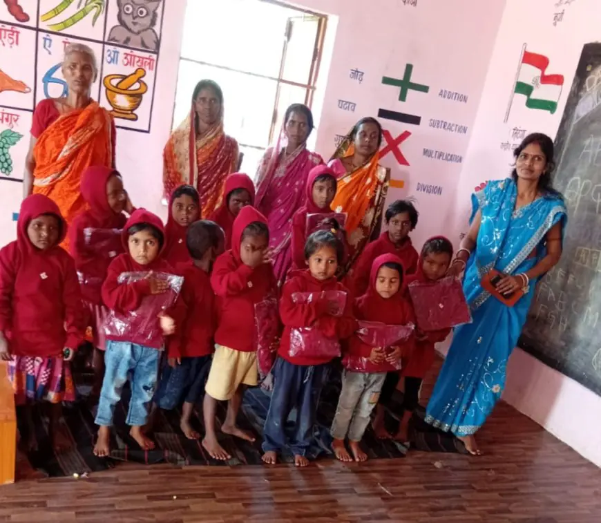 Rajnagar Warmth: राजनगर के उरुघुटू में छोटे बच्चों को स्वेटर वितरण, गरीब परिवारों को ठंड से राहत क्यों मिली