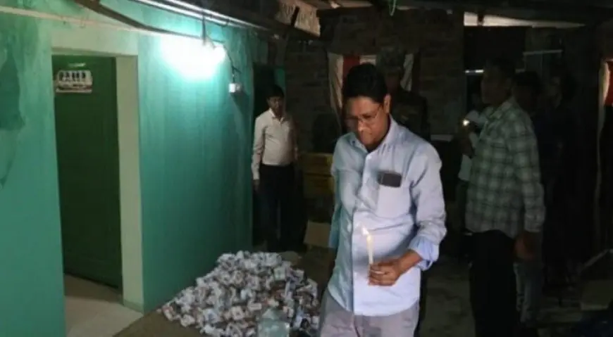 Saraikela Seal: सरायकेला के दलभंगा में पूनम क्लिनिक 20 साल बाद सील, अवैध संचालन में बायो-मेडिकल वेस्ट की गड़बड़ी मिली