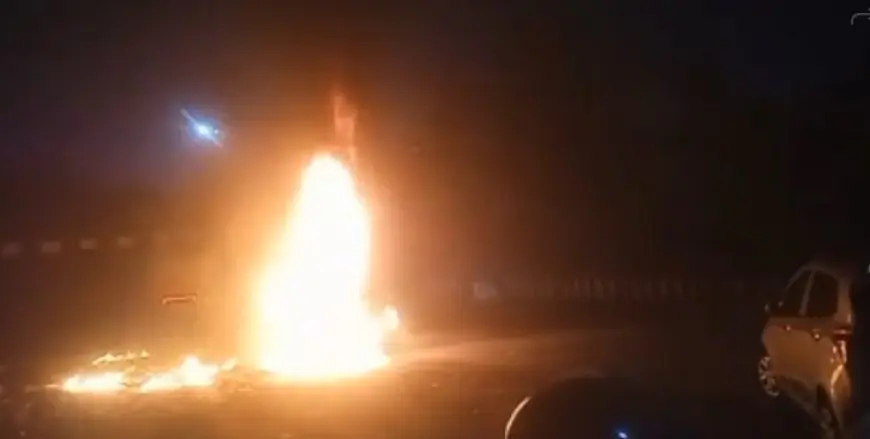 Jugsali Fire: जुगसलाई में टाटा पिगमेंट्स गेट के पास चलती कार अचानक धू-धूकर जली, किशोर प्रेस की नेक्सो कार में आग लगी