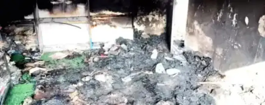 Golmuri Fire: गोलमुरी हिंदू बस्ती में हॉलसेल कपड़ा दुकान में भीषण आग लगी, लाखों का सामान राख में बदला