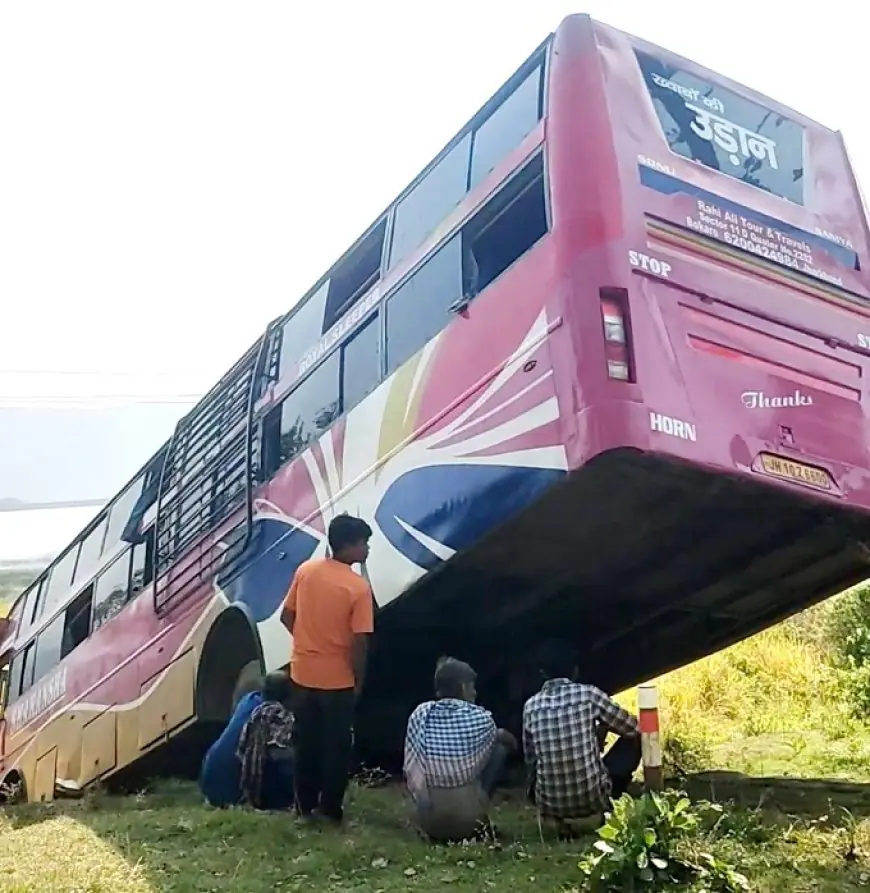 Bodam Accident: बोड़ाम में तेज रफ़्तार यात्री बस खेत में घुसी, दर्जनों यात्री बाल-बाल बचे