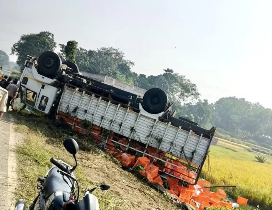 Patamda Accident : पटमदा में केले से लदा ट्रक पलटा, चालक के नींद की झपकी से बड़ा हादसा टल गया