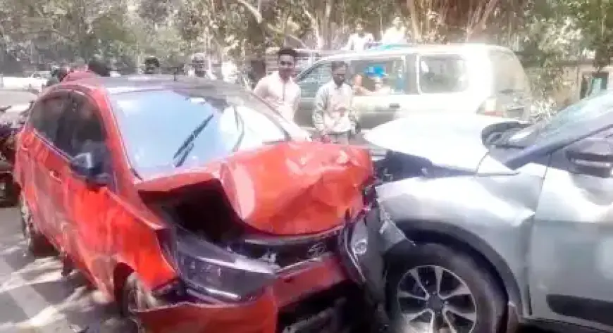 Sakchi Crash: साकची जेल चौक पर दो कारों की भीषण टक्कर हुई, टक्कर के बाद एयरबैग ने बचाई जान