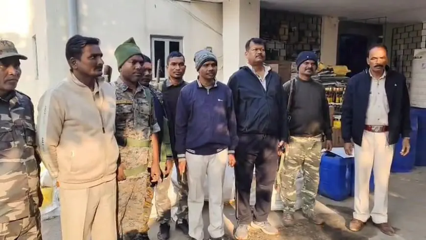 Chaibasa Raid: चाईबासा की झाड़ियों में मिनी शराब फैक्ट्री मिली, 22 लाख की अवैध शराब जब्त हुई