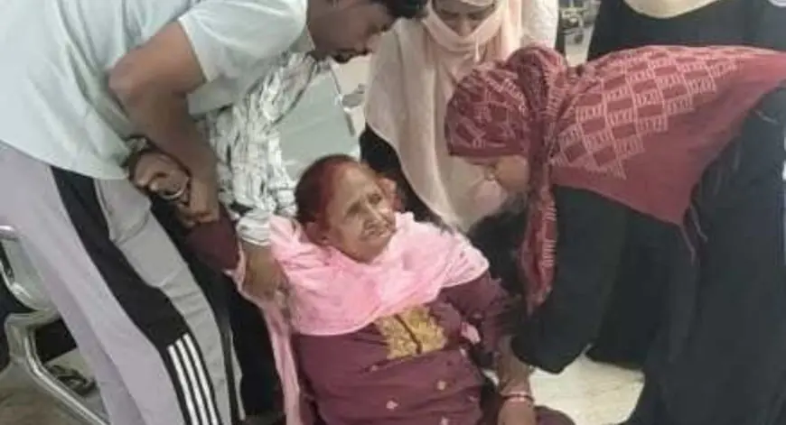 Mango Road Accident : मानगो में सड़क पार करते समय बुजुर्ग व्यक्ति डिवाइडर में फंसा, टेम्पो पर गिरने से यह बड़ा हादसा हुआ