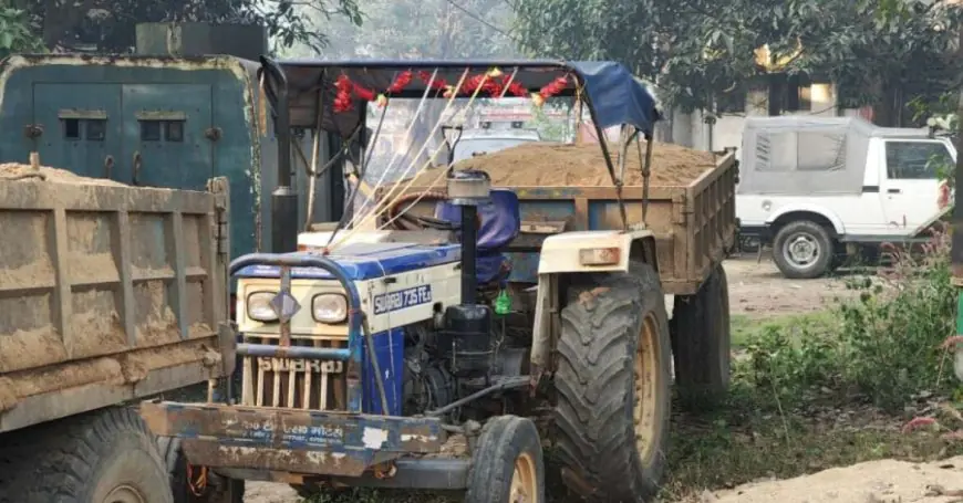 Ramgarh Raid: गोला में डीसी के निर्देश पर यह बड़ी कार्रवाई हुई, बालू लदे 2 ट्रैक्टर जब्त होने पर चालक भागे  रेत माफिया