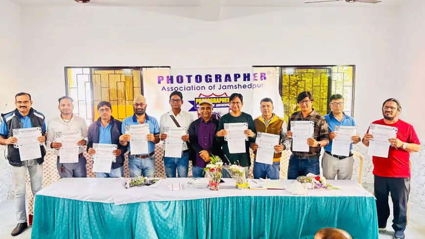 Jamshedpur Swearing-in: जमशेदपुर फोटोग्राफर एसोसिएशन में नई कार्यकारिणी का शपथ ग्रहण, पूर्व अध्यक्ष ने आनंद सिंह को कार्यभार सौंपा
