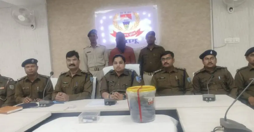 Palamu Raid: पलामू में रात 2 बजे कार रोककर पुलिस ने मारा बड़ा छापा, 6.5 किलो अफीम के साथ युवक गिरफ्तार, बंगाल से जुड़े तार में छिपा है बड़ा राज