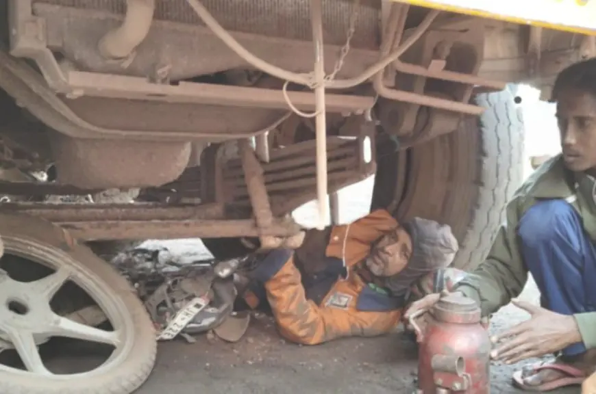 Saraikela Accident: सरायकेला में भीषण हादसा, हाइवा ने मारी टक्कर, कर्मचारी हाइवा के नीचे दबा, रेस्क्यू जारी