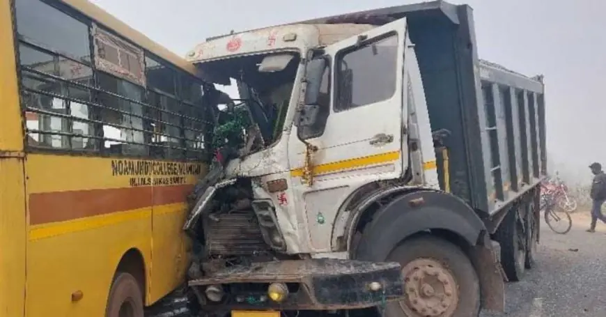 Chaibasa Accident: चाईबासा में नोवामुंडी बस-डंपर की सीधी टक्कर, कॉलेज बस का अगला हिस्सा पूरी तरह क्षतिग्रस्त, ड्राइवर समेत कई छात्र घायल