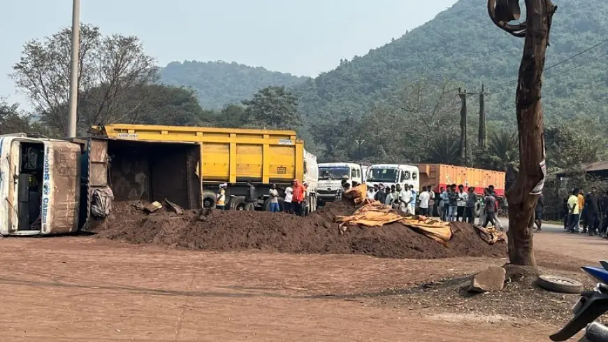 Saraikela Accident: सरायकेला में दर्दनाक हादसा, फ्लाईऐश से लदा डंपर ई-रिक्शा पर पलटा, 2 की मौत, पूजा के लिए जा रहे थे पांच लोग