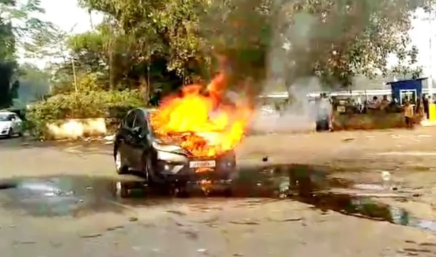 Jamshedpur Fire: जमशेदपुर रेलवे स्टेशन के बाहर कार में अचानक लगी भीषण आग, धुएं से मचा हड़कंप, जेसीबी की मदद से आग बुझाई गई 