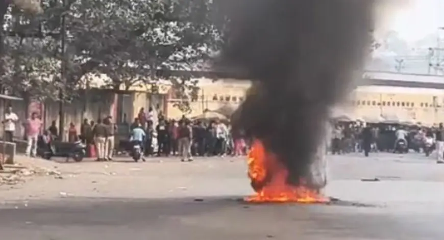 Jamshedpur Fire: टाटानगर स्टेशन पर चलती सीएनजी ऑटो में लगी भयंकर आग, पूरी तरह जलकर राख, चालक और यात्रियों की बची जान 