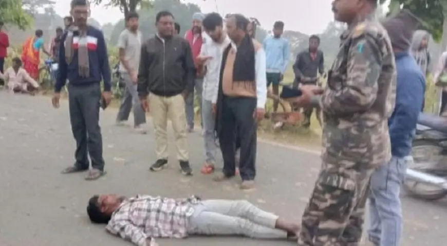 Patamda Road Accident: पटमदा कॉलेज मोड़ पर साइकिल-बाइक की भीषण टक्कर, 3 बुरी तरह जख्मी, बाइक चालक का सिर फटा, गंभीर हालत में रेफर