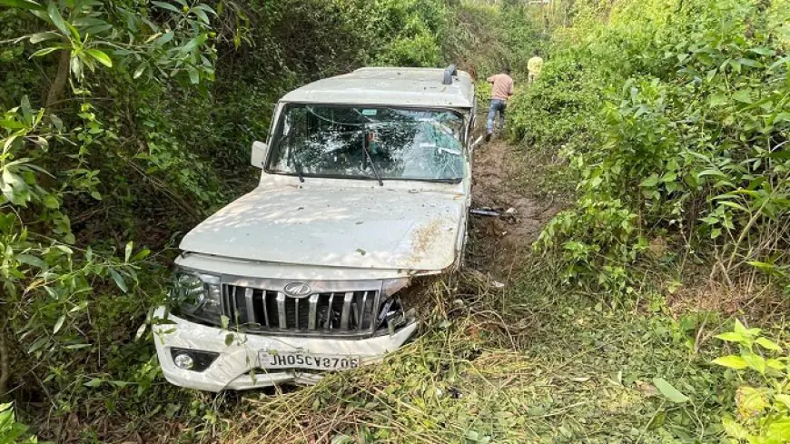 Chakulia Narrow Escape: चाकुलिया मुख्य सड़क पर बोलेरो का खौफनाक हादसा, हाईवा से बचने के चक्कर में झाड़ियों में जा घुसी गाड़ी, 6 बाराती बाल-बाल बचे 