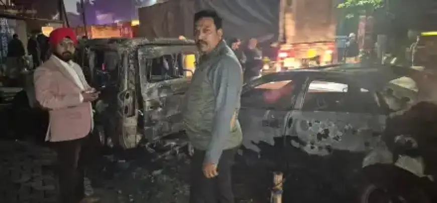 Sakchi Major Accident: जमशेदपुर में साकची मेन रोड पर जोरदार टक्कर के बाद 2 कारों में भीषण आग, 2 गाड़ियां जलकर खाक, भाग गए कार सवार