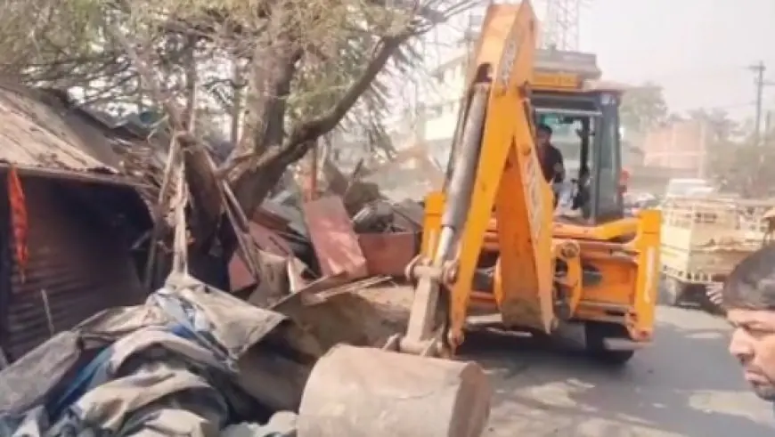 Jamshedpur Encroachment Bulldozer Action: जमशेदपुर के श्मशान घाट के पास चला बुलडोजर, 12 अवैध झोपड़ीनुमा दुकानें ध्वस्त, क्या प्रशासन की अगली कार्रवाई किसी बड़ी जगह पर होगी?