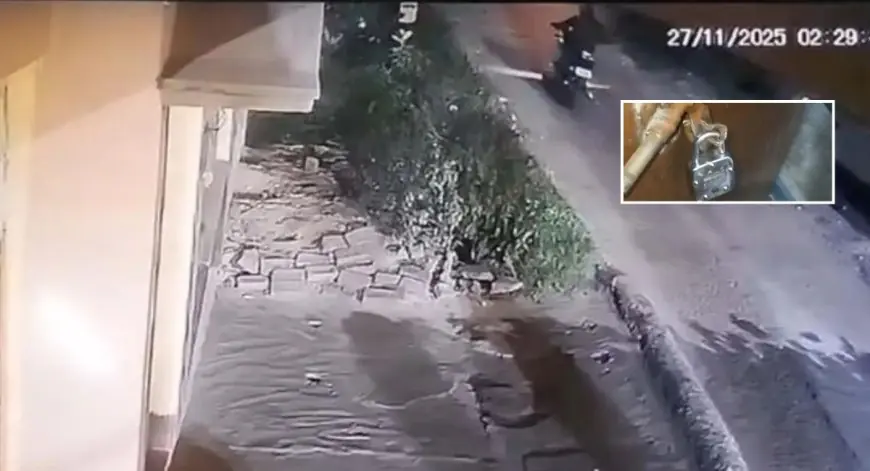 Adityapur Theft Night: एमआईजी 546 के घर में चोरों का धावा, सीसीटीवी तोड़कर 90 हजार के गिफ्ट आइटम समेत लाखों की चोरी, क्या चोरों को पता था कि मालिक घर पर नहीं? 