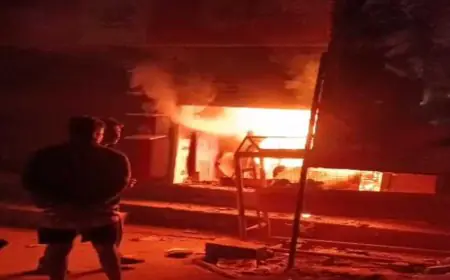 Khunti Fire: कर्रा रोड पर मोबाइल दुकान में भीषण आग, 20 लाख का सामान राख, बाल-बाल बचे आस-पास के मकान
