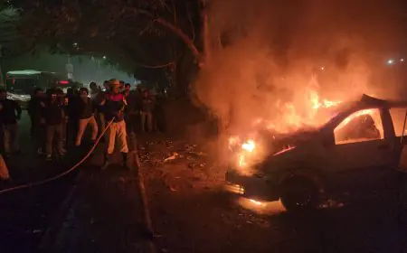 Jamshedpur Fire: गैरेज में खड़ी कार-ऑटो में भीषण आग, शॉर्ट सर्किट से मचा हड़कंप