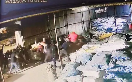 Dhanbad Robbery: हथियारों से लैस 15 नकाबपोशों ने बाँधा गार्डों को, 32 लाख की लूट