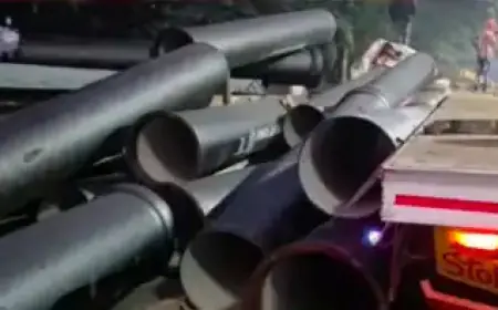 Jamshedpur Accident: तेज रफ्तार टेलर डिवाइडर से टकराया, चालक केबिन में बुरी तरह फंसा, हादसे में मौत के बाद क्षेत्र में हड़कंप