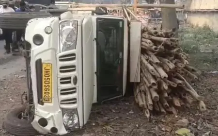 Tatanagar Crash: स्टेशन रोड पर गड्ढे में गिरी बांस लदी गाड़ी, पुलिस पर वसूली और गलत इशारे का आरोप