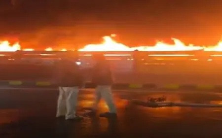 Jugsalai Fire: खौफनाक लपटें, राष्ट्रपति के रूट पर धमाका, जुगसलाई रेलवे फाटक के पास टायर दुकान राख, आसमान में छाया काला धुआं