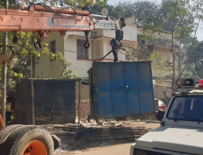 RIMS Demolition: हाईकोर्ट के आदेश पर चला बुलडोजर, 72 घंटे में हटा अवैध कब्जा