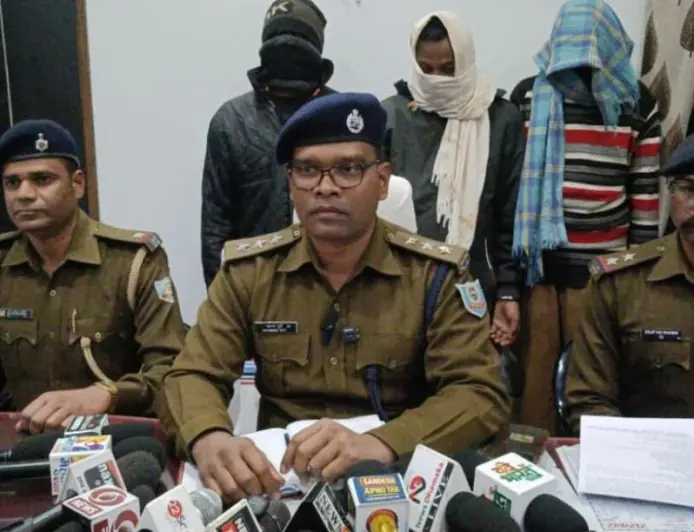 Chaibasa Raid: किराना दुकान में बिक रही थी मिलावटी शराब, 3 गिरफ्तार