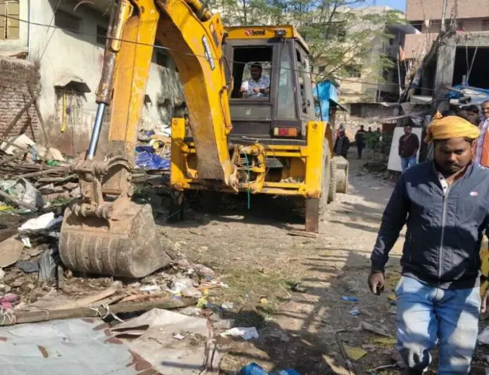 Ranchi Drive: बकरी बाजार में निगम का बुलडोजर चला, 25 से ज्यादा अवैध कब्ज़े तोड़े गए