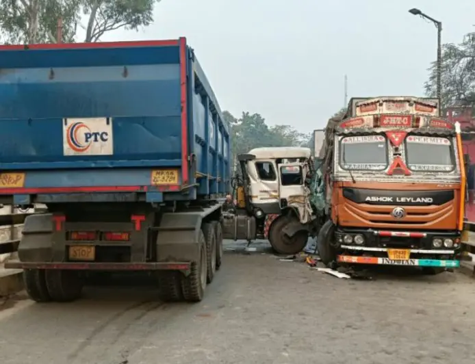 Medininagar Accident: रेडमा ओवरब्रिज पर 10 घंटे जाम, ट्रक-डंपर की टक्कर से रेलवे ट्रैक पर खतरा