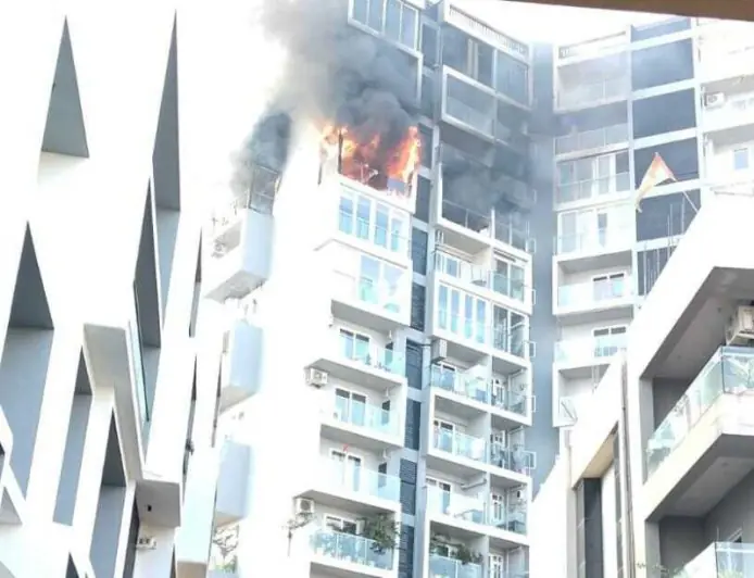 Ranchi Inferno: आसमान में धुआं, पर्ल ऑर्किड अपार्टमेंट की ऊपरी मंजिल पर भयंकर आग, धधकती लपटों के बीच फंसी सैकड़ों जानें