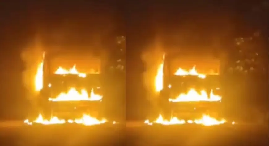 Potka Fire: गिट्टी लदा हाइवा जलकर खाक, रात में सावनाडीह मुख्य सड़क पर आग की विकराल लपटें, चालक ने बचाई जान