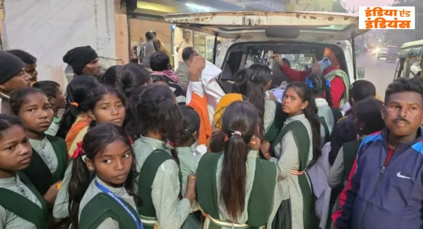 Chakradharpur Accident: शिक्षक की दर्दनाक मौत, स्कूटी सवार ने मारी टक्कर, छात्रों ने सड़क पर रोकर दी श्रद्धांजलि